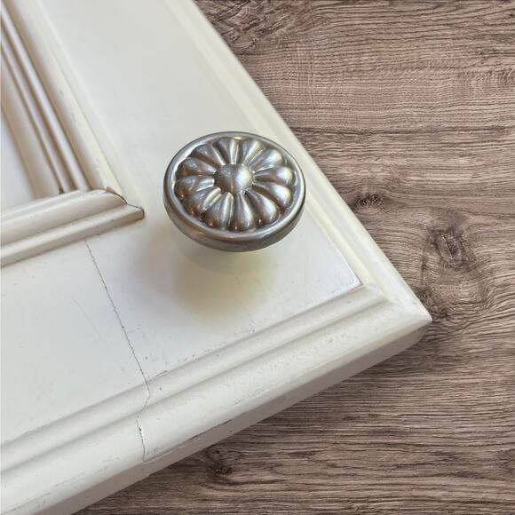 Stone Mill CP29-SN Satin Nickel Holland Cabinet Knob Flower Daisy W/ Hardware - Picture 5 of 10